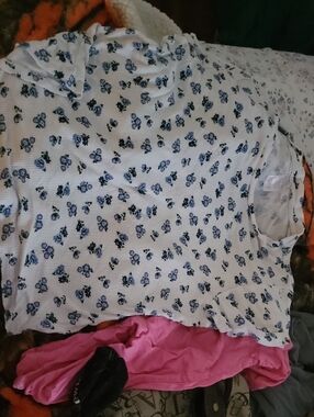 No Boundaries White Short-Sleeve Floral Tee with Blue Print